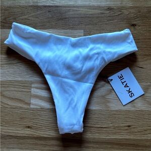 Skatie Iggy Bottom in White Ribbed
